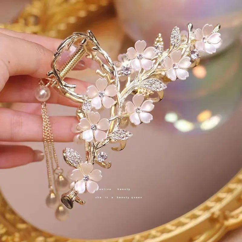 Elegant Look Rose Tassel Hair Claw for Women Luxury Elegance Temperament Hair Clips Girls Fashionable Sweet Shark Crab Clips Hair Accessories