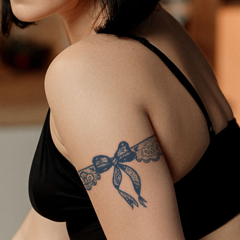 Temporary Tattoos
1 Sheet Blue Bowknot & Floral Lace & Stripe Pattern Temporary Tattoo Sticker, Herbal, Semi-permanent, Non-reflective, Can Last Up To Two Weeks, For Arms, Wrists And Body