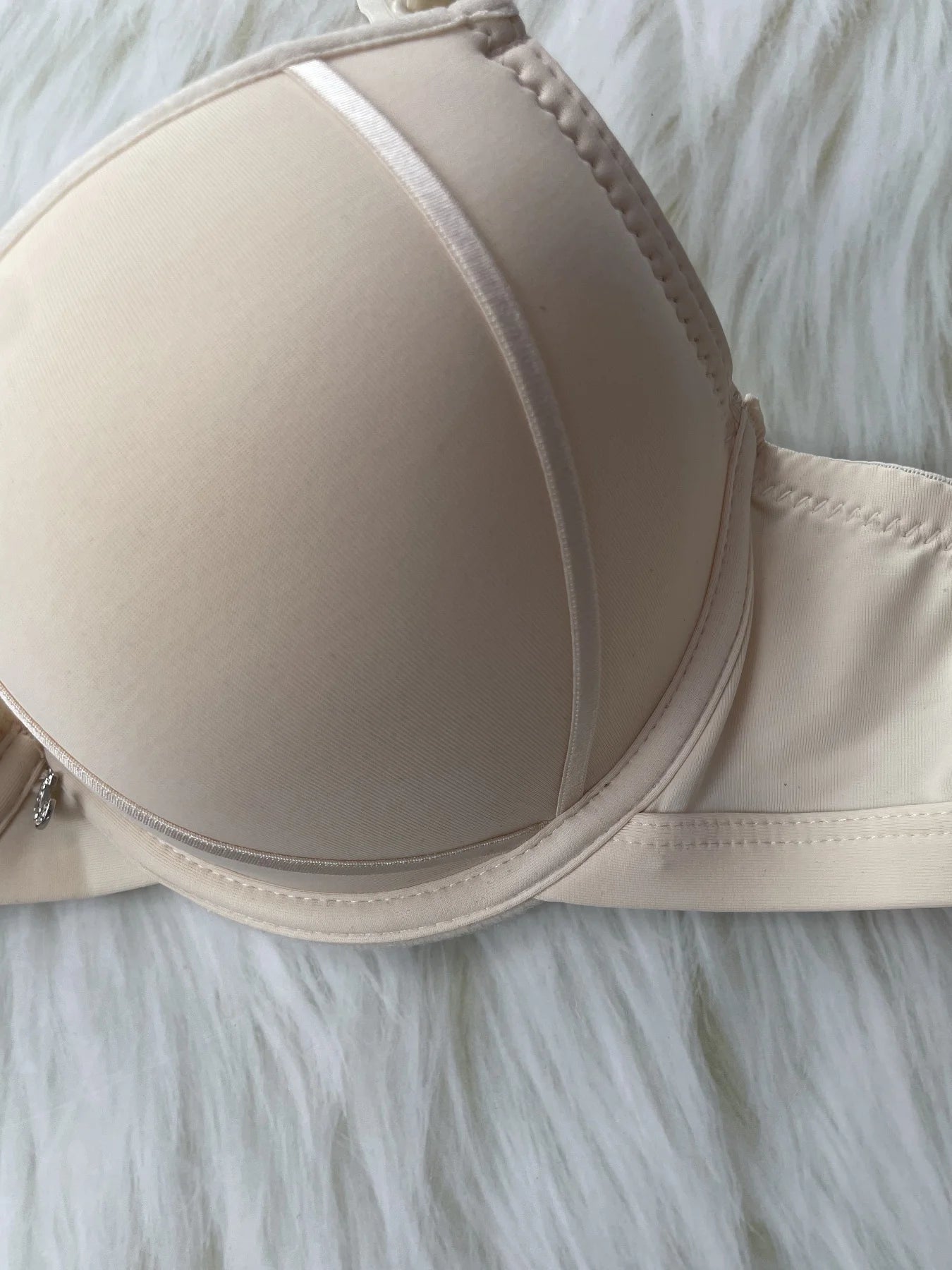 bras
Sexy girl gathered up to support small breasts to show big bra thin bottom thick B cup underwear lady