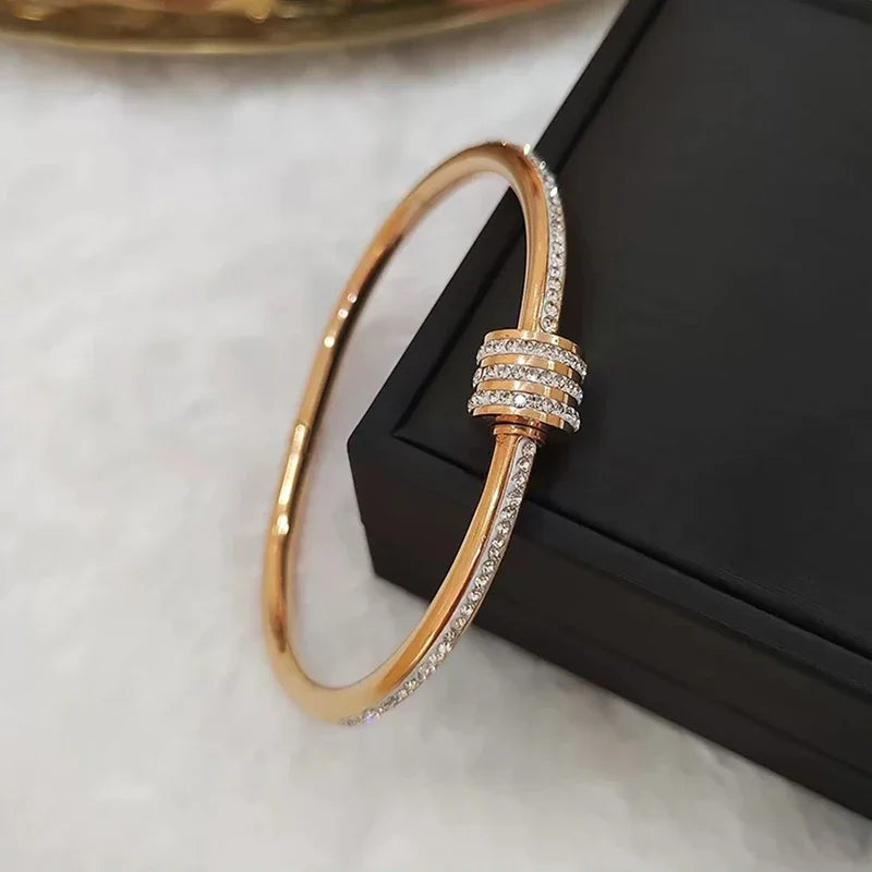 Bracelets Luxury Woman New Fashion Titanium Steel Sparking Zircon Banglle Bracelet for Women Non-fade Light Luxury Niche Bracelet Wrist Jewelry Gift