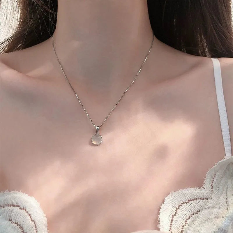 Necklaces Women New Luxury White Round Moonstone Pendant Necklaces Women Fashion Jewelry Choker Clavicle Chain Short Charm Necklace