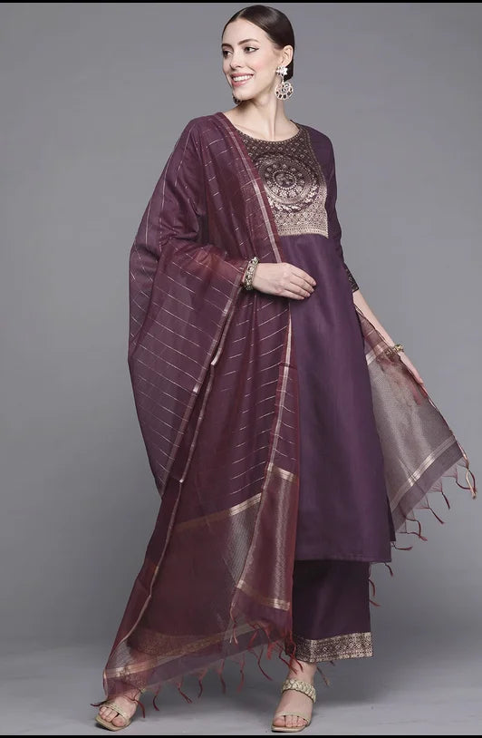 India and Pakistan Clothing 
Traditional Indian clothing with a 3-piece side cover and a medium length cotton blend set